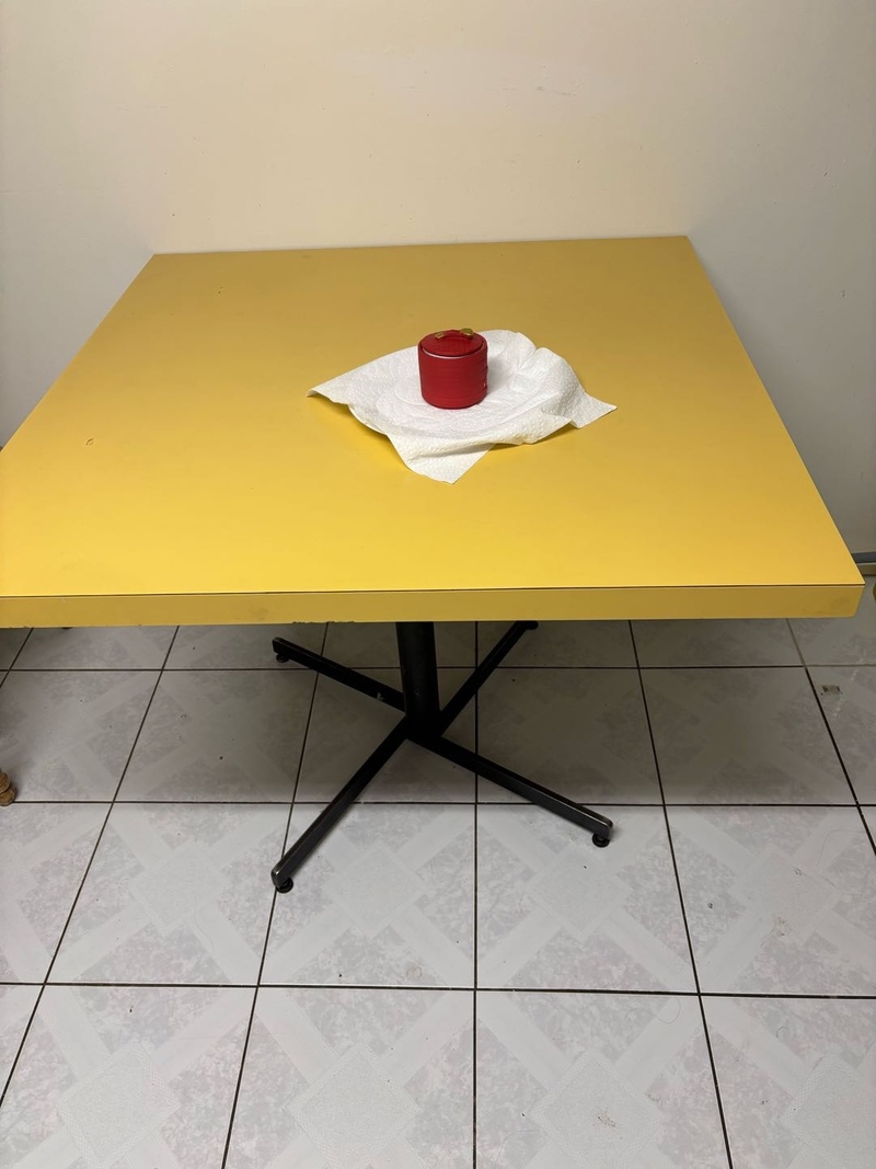 正方形餐台，非常实用，温西24街免费自取