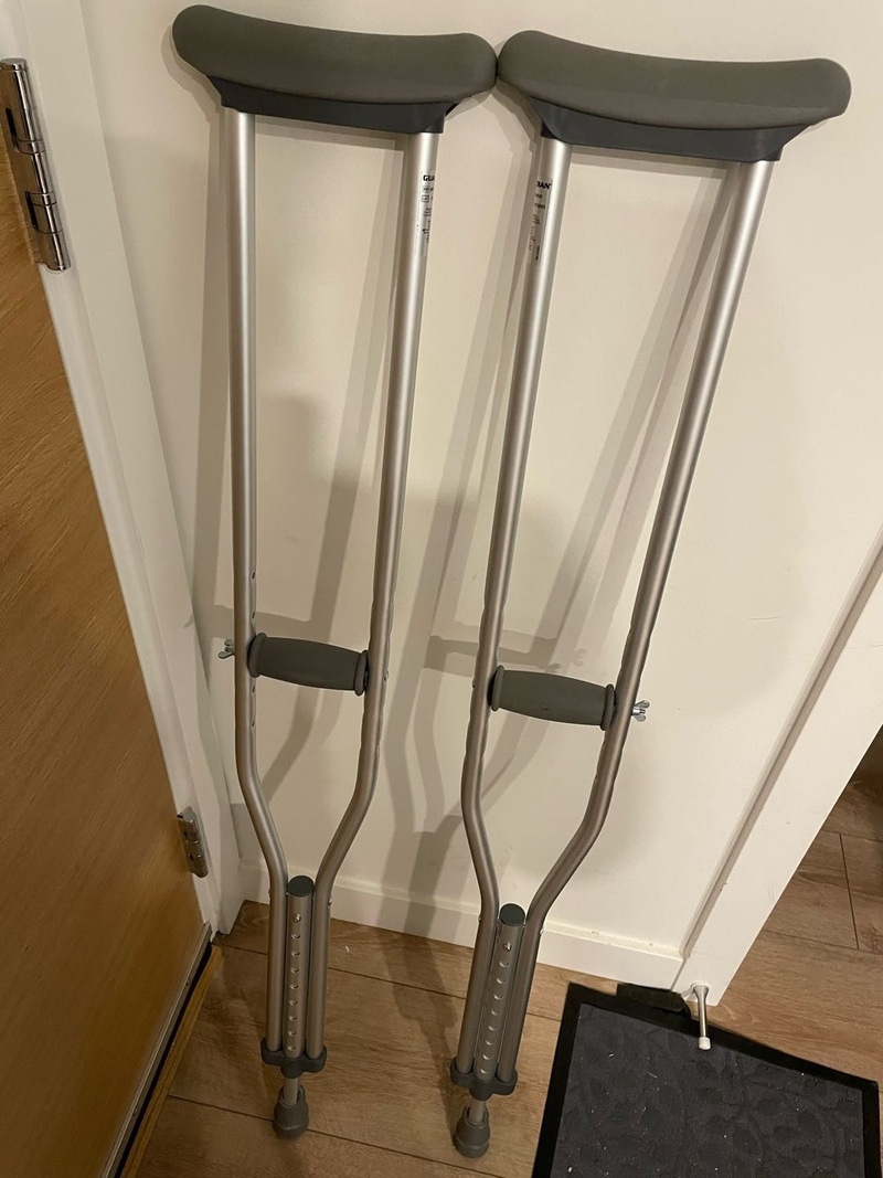 一对拐杖9成新15元自行车