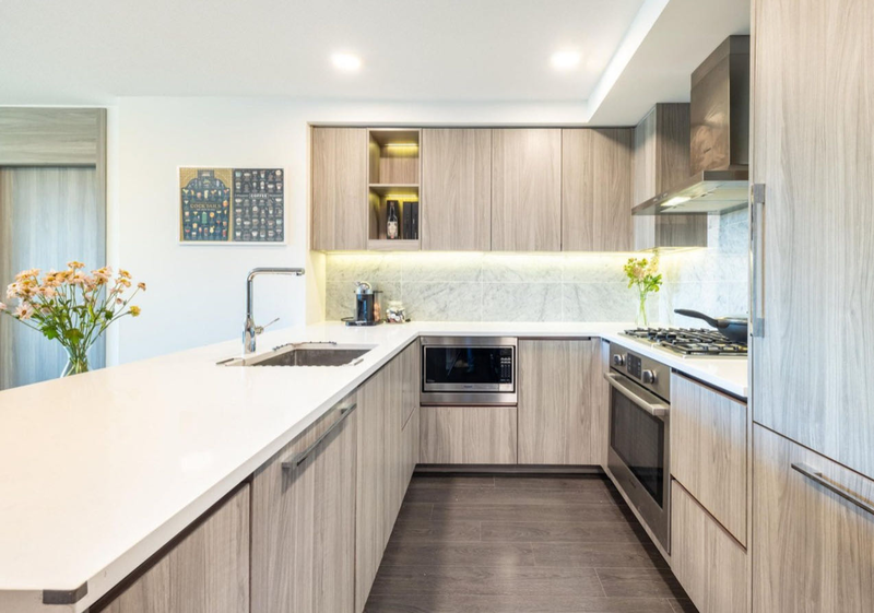 列治文2房2卫公寓带家具和空调