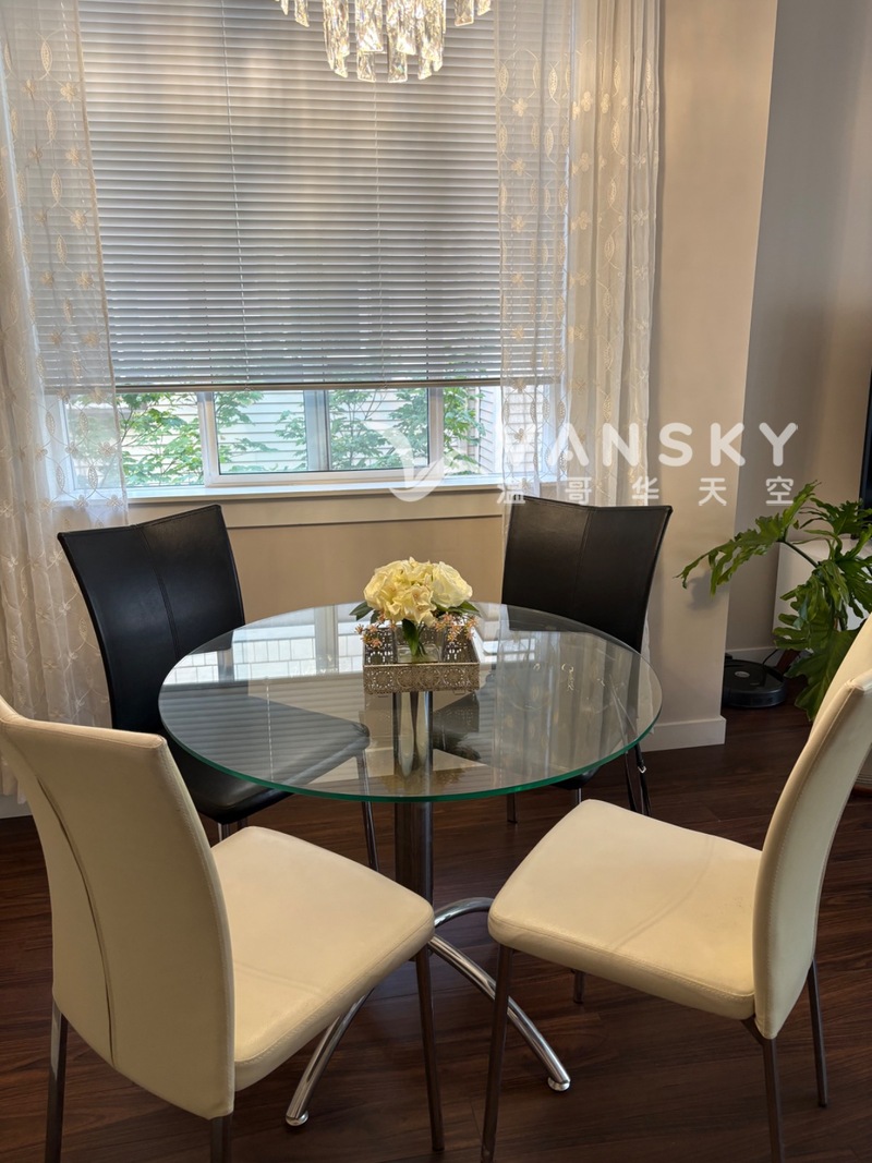 玻璃圆歺桌和两个床