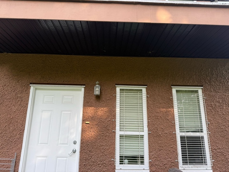 近Metretown 后巷屋出租