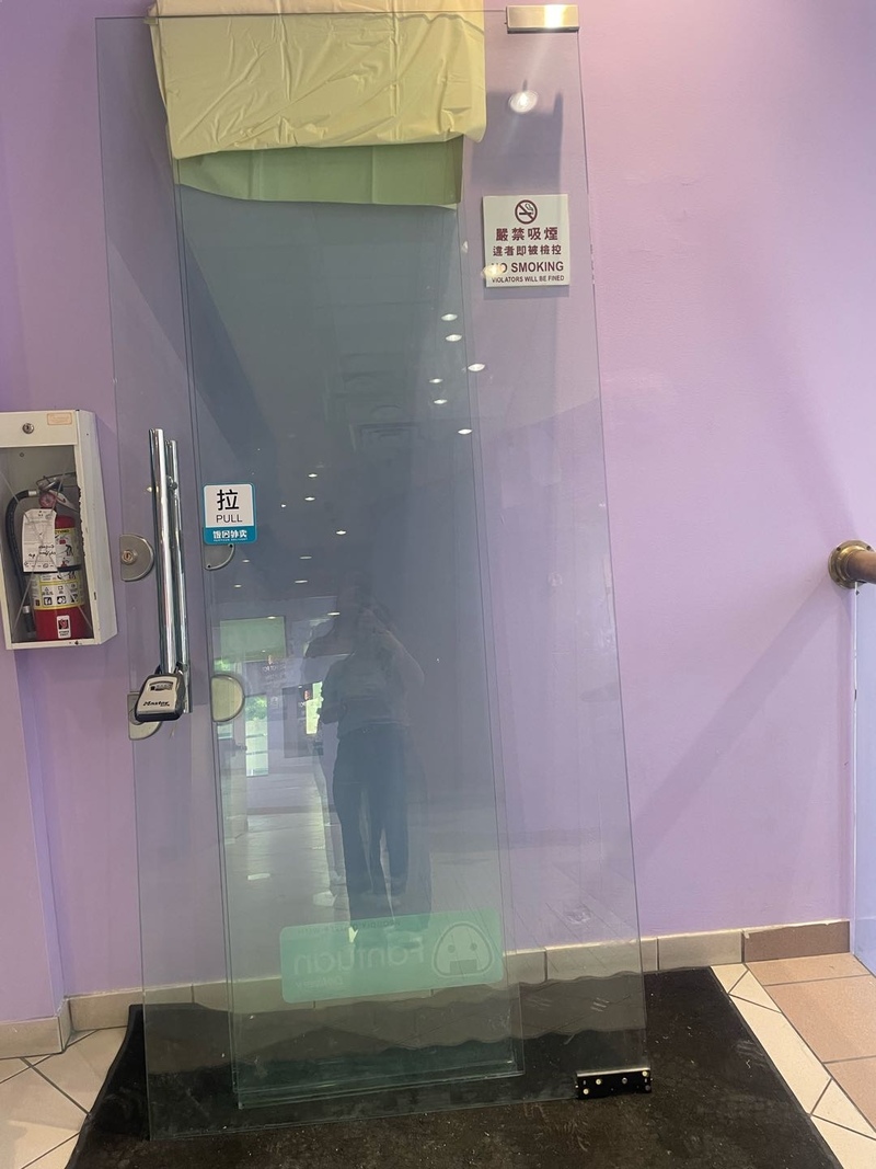 商业玻璃门和1.8米大转盘转让