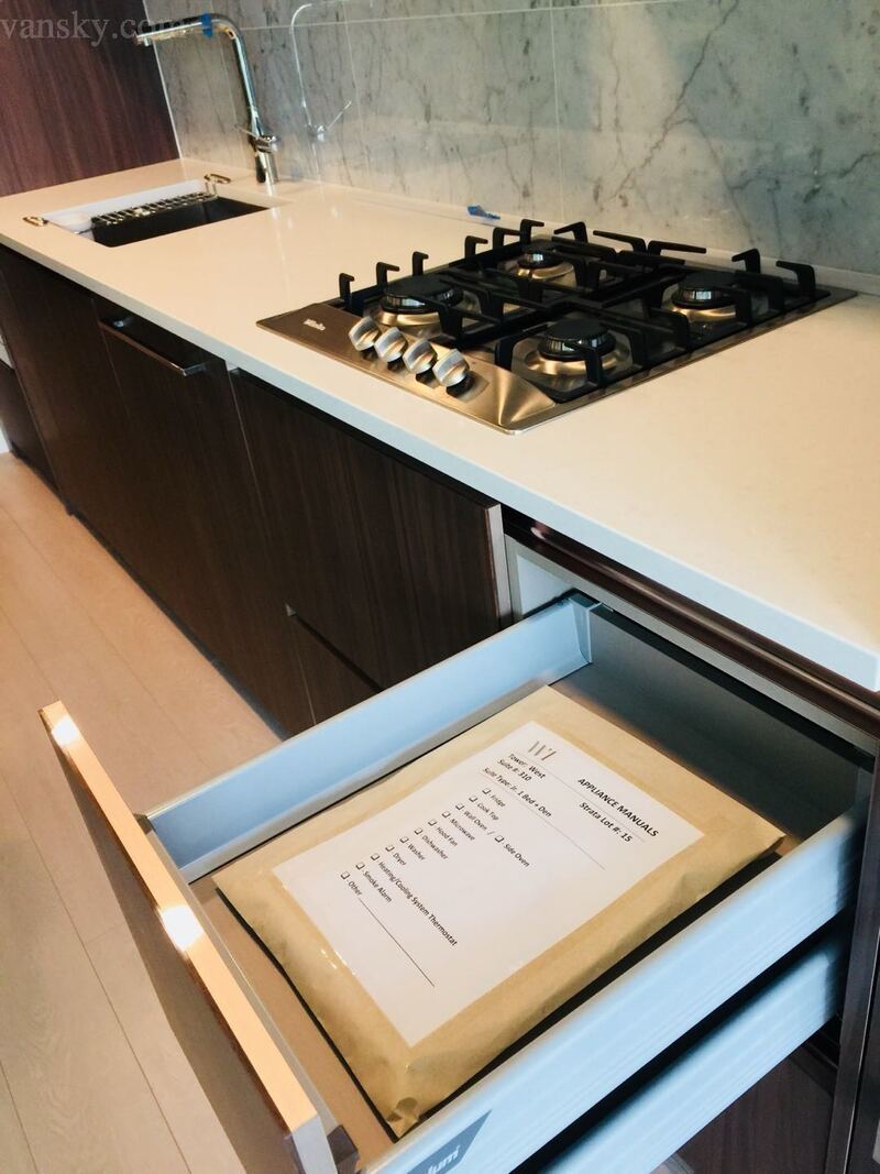 温哥华近天车站全新4年公寓，一房一厅一卫有意者9月5日可入住，条件优惠。