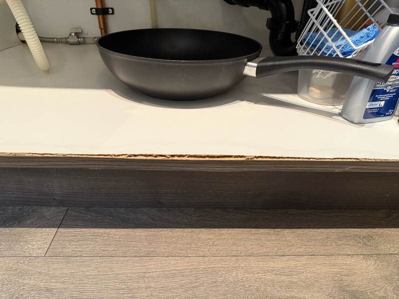 有人會修補洗碗槽下方的板子嗎？