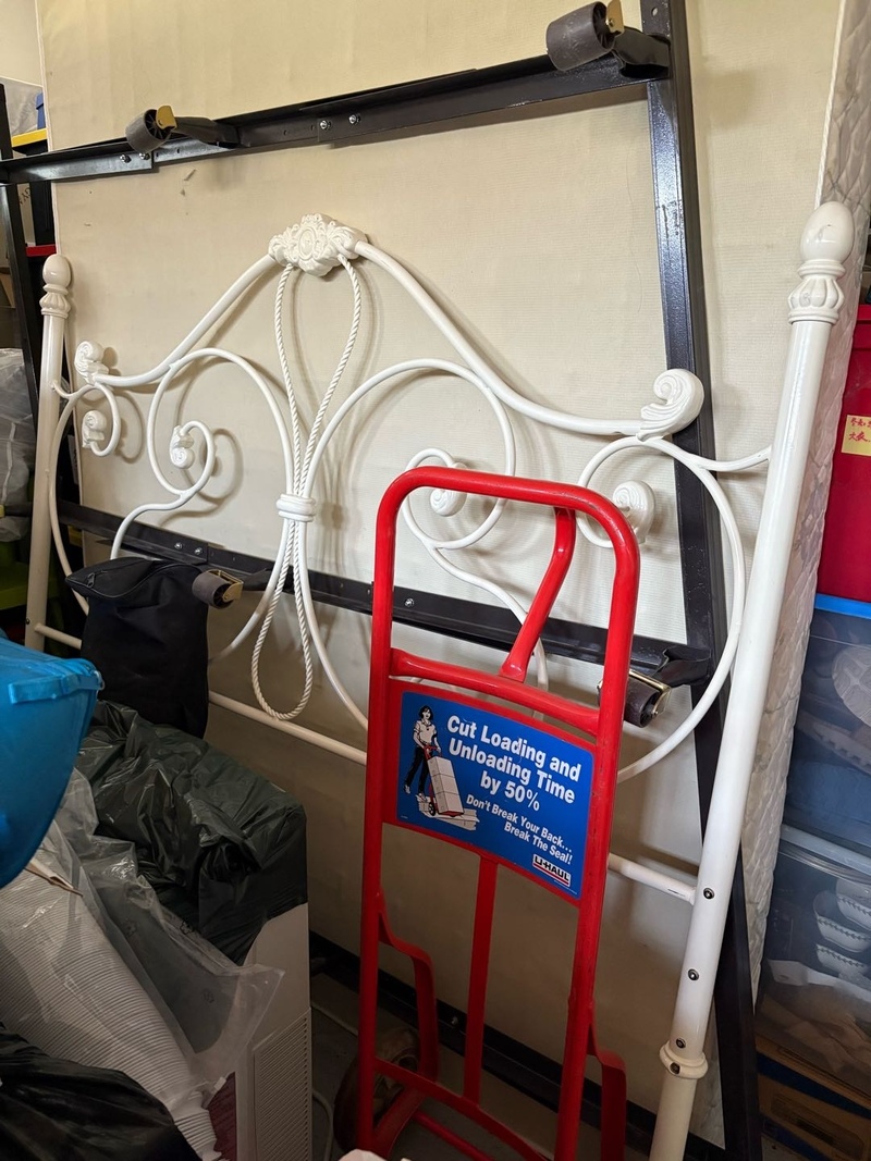 超低价出售闲置9成新Queen 床架床箱床垫以及小写字桌