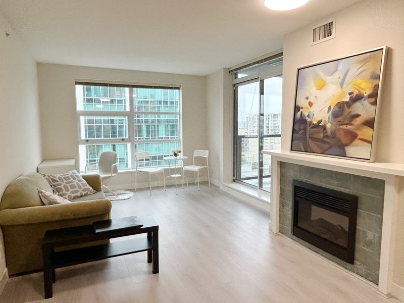 列治文购物中心对面高层空调公寓全包