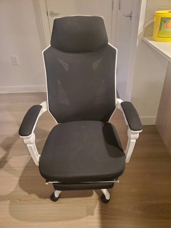 電腦椅，仿古沙發，40吋電視機，木鐵大班辦公桌