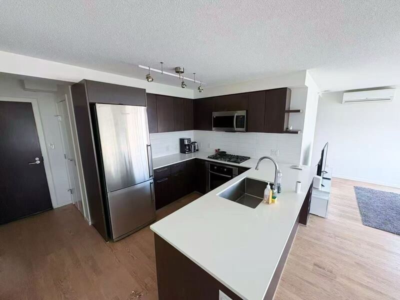 列治文中心豪华公寓，2房2卫带家具