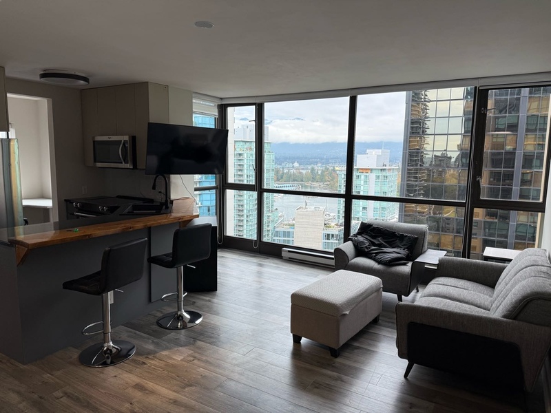 温哥华市中心Coal Harbour 一室一厅一den 17楼出租