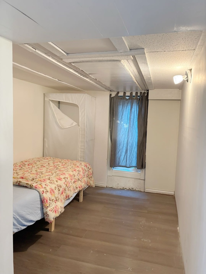 列治文3號路上極方便独立屋（2套房及单間，起價599/）