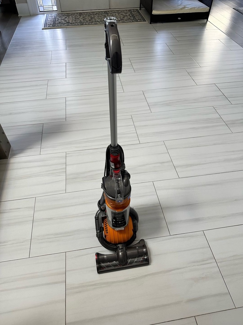 Dyson ball 吸尘器(几乎全新）