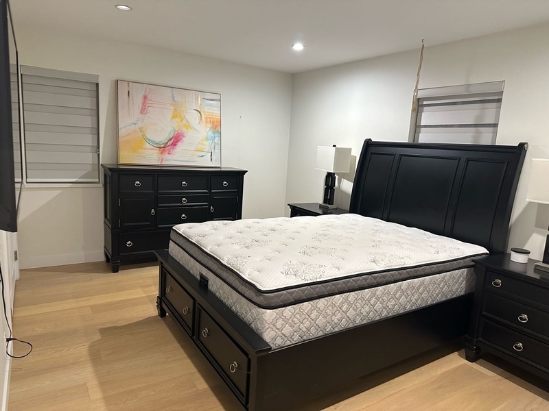 温哥华出租】W 58th Ave 全新大卧室 · 共享卫生间 · $1200/月  干净安静 · 全套家具 · 少做饭优先 