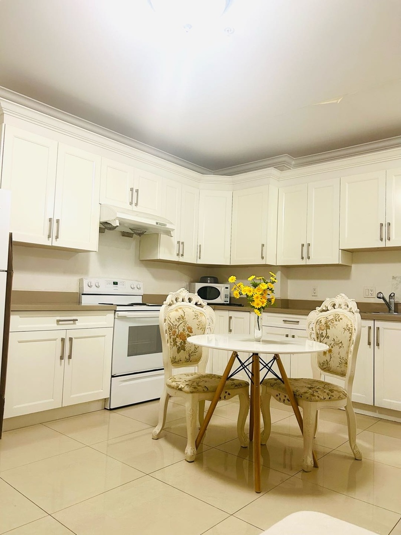 温哥华西区宽敞明亮的半地下室2房一厅出租