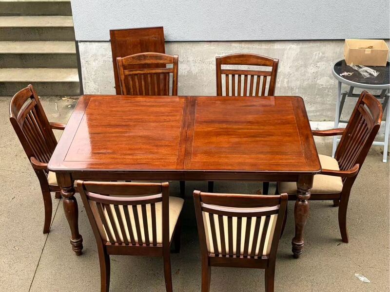 申缩长短版的六人餐桌包括椅子搬家便宜甩卖