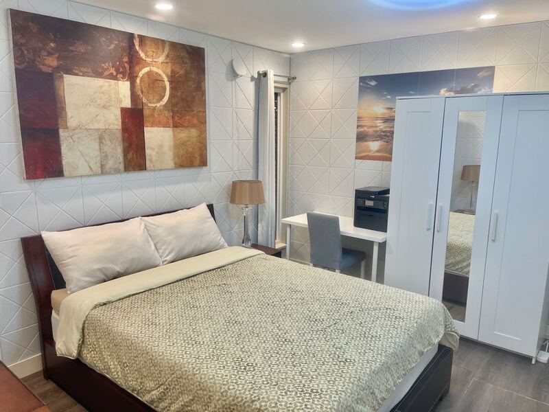 温馨一房一厅独立门口