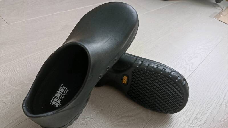 低价转让超级舒服的厨房防滑鞋