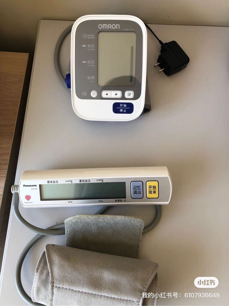 欧姆龙（OMRON）手臂式电子血压计，型号为 HEM-7136。全新