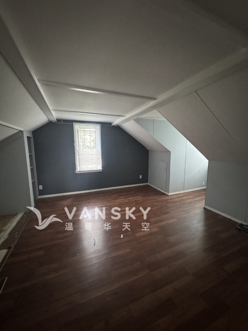 260715215748_08_upper_bedroom_sloped_ceiling.jpg