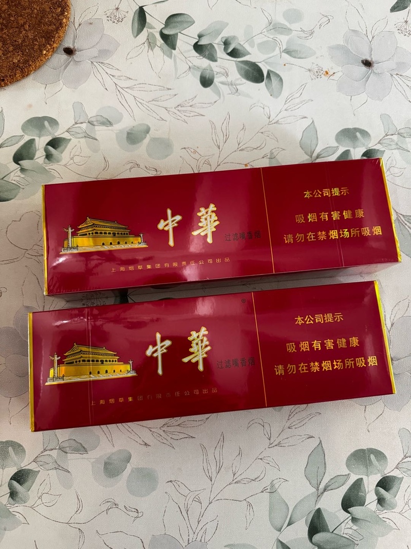 软中华一条$170，硬中华一条$120，南洋红双喜爱国熊猫铁罐装一条$80，黄金叶一条$150