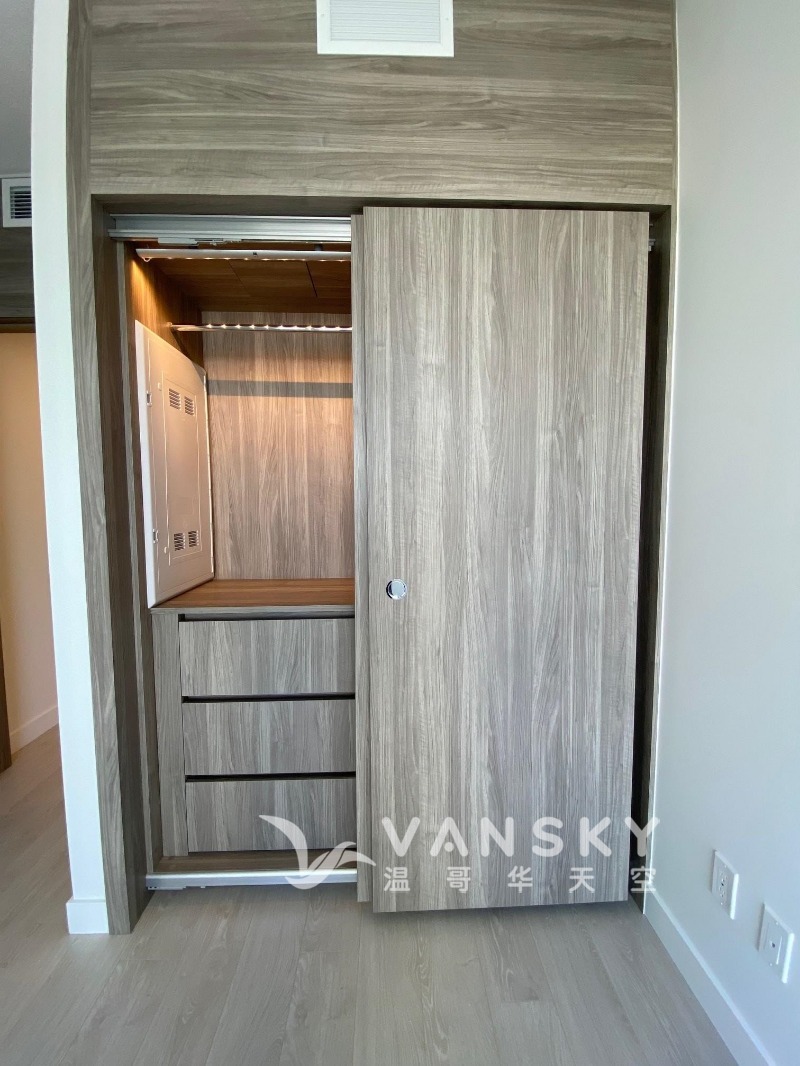 260810075310_closet.jpg