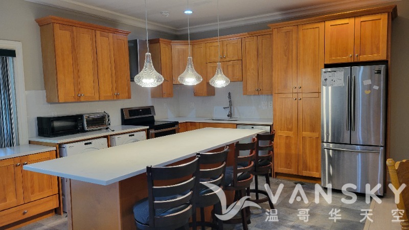 水电暖网家具全包1100 尺豪华两室一卫  近高速出口 Metrotown  