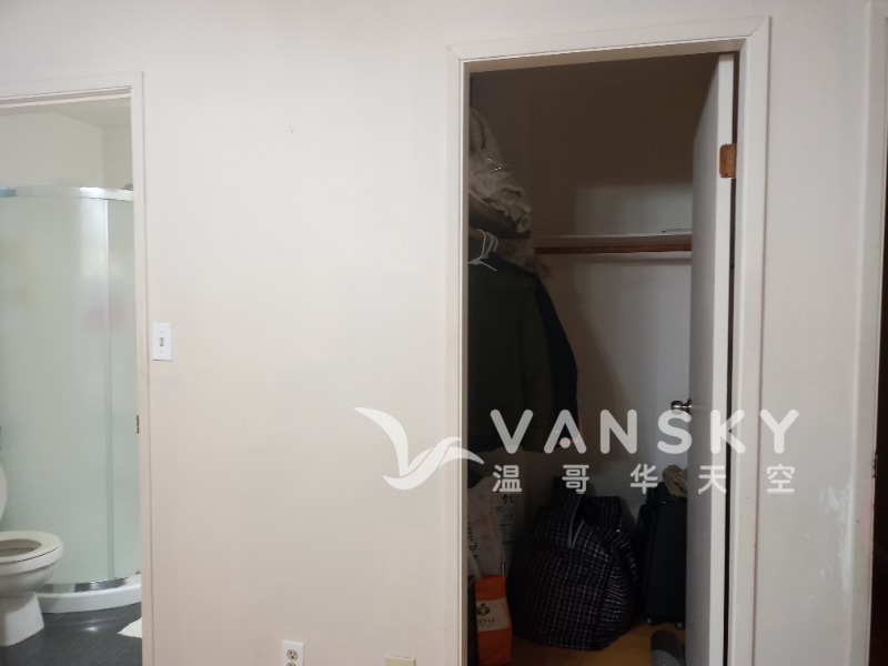 260625211055_closet.jpg