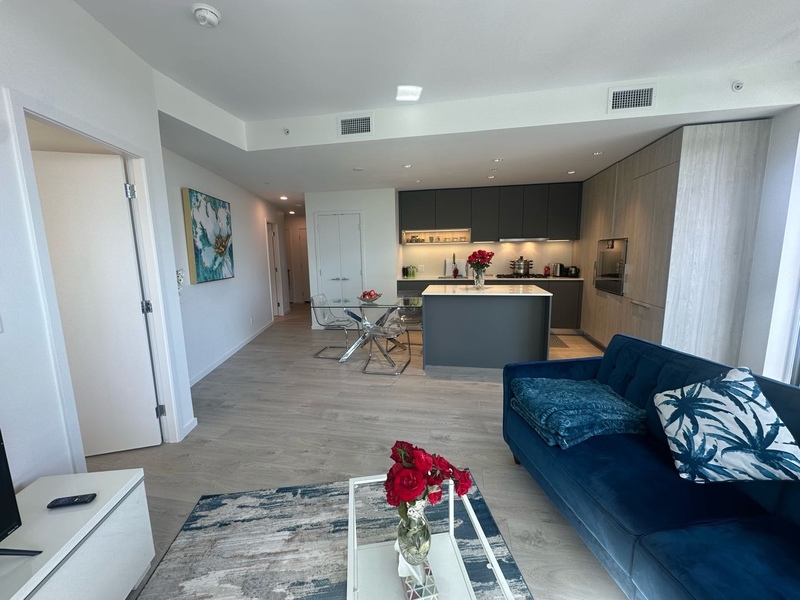 烈治中心全新两房两卫加书房公寓- 拎包入住，家俱齐全