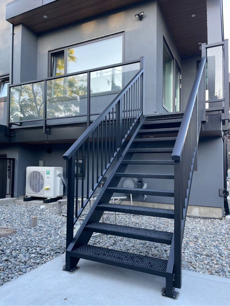 鹏华铝业公司：专业制作各种围栏，楼梯，电动闸门，挡雨棚，阳光房，露台和铺设地胶  