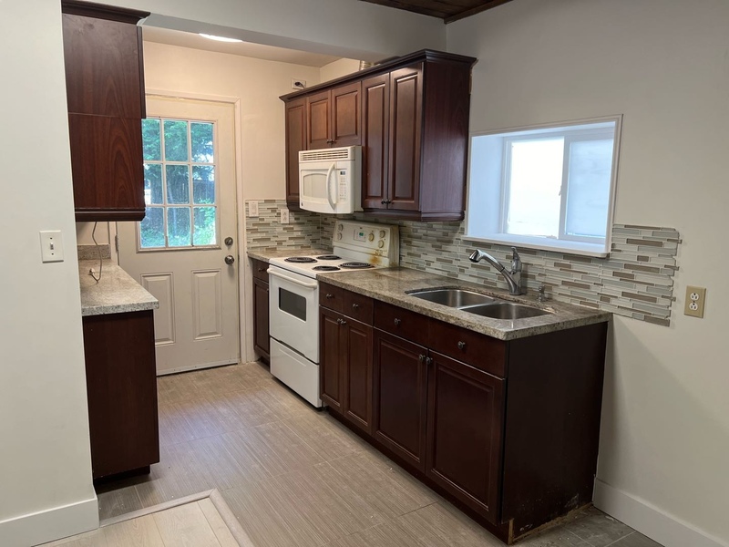 列治文中心1房1厕独立屋地下全包