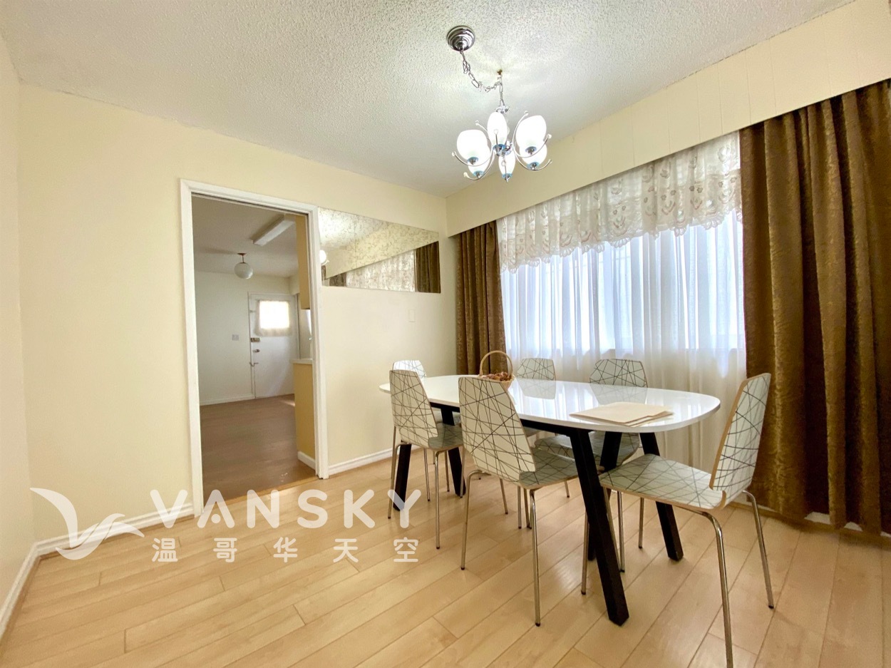 220816203214_upperdiningroom.jpeg