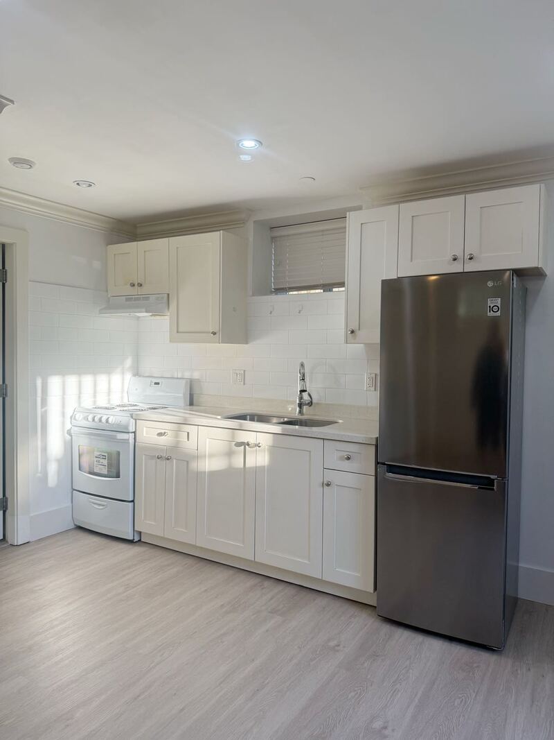 温哥华29街天车站附近出租九年新一房一厅