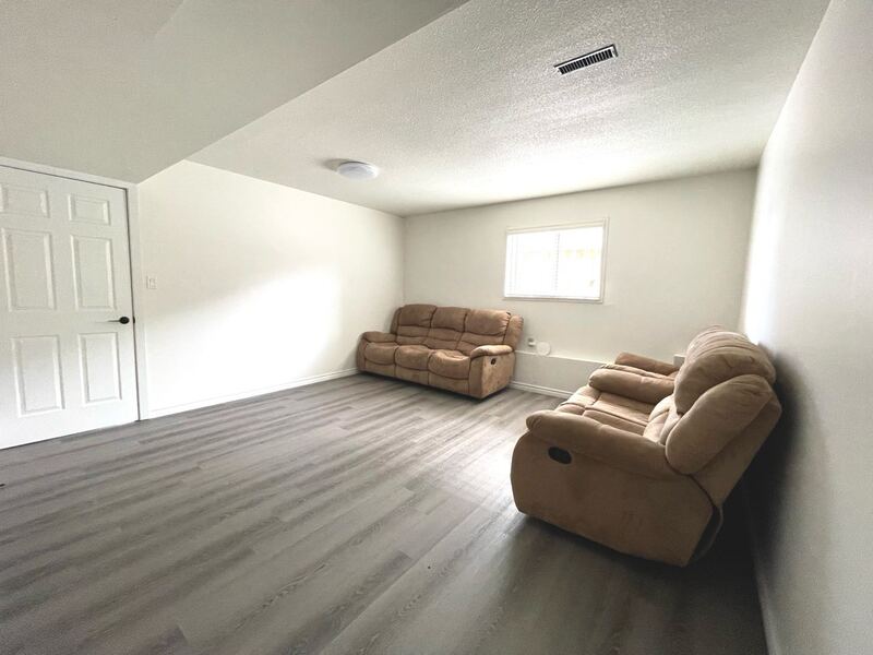 平地两室一厅出租，静中带旺，交通方便，可步行到Metro天车站