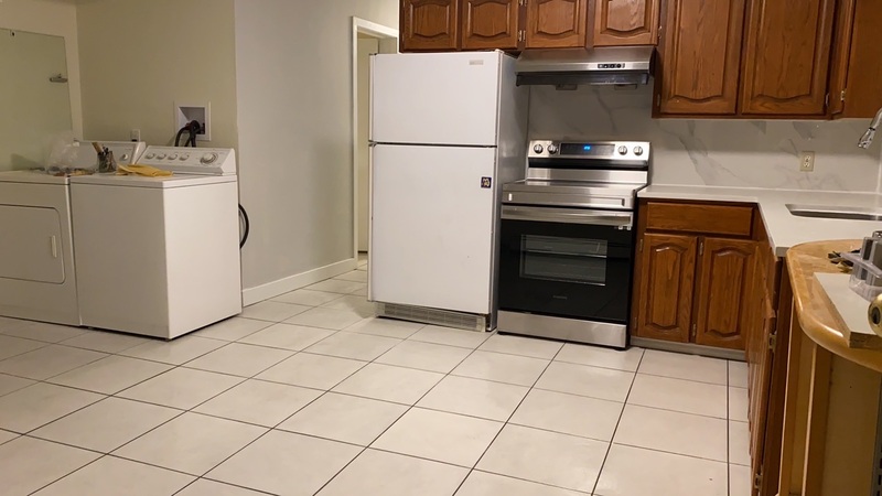 東溫哥華-新装修的两卧室套房出租