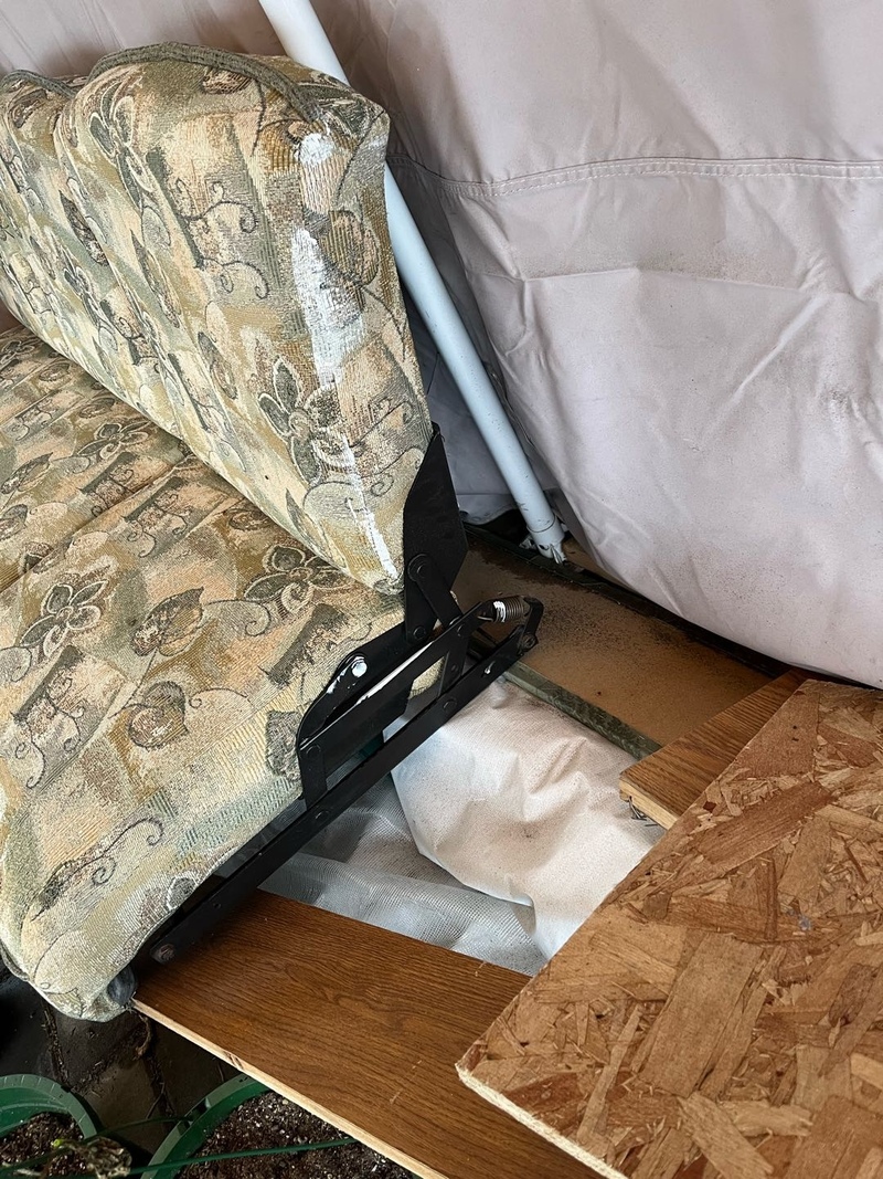 免费自取，RV 沙发。