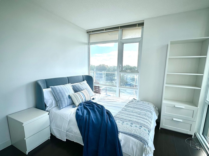 列治文市中心公寓包家具卧室带独立卫生间出租（女生）