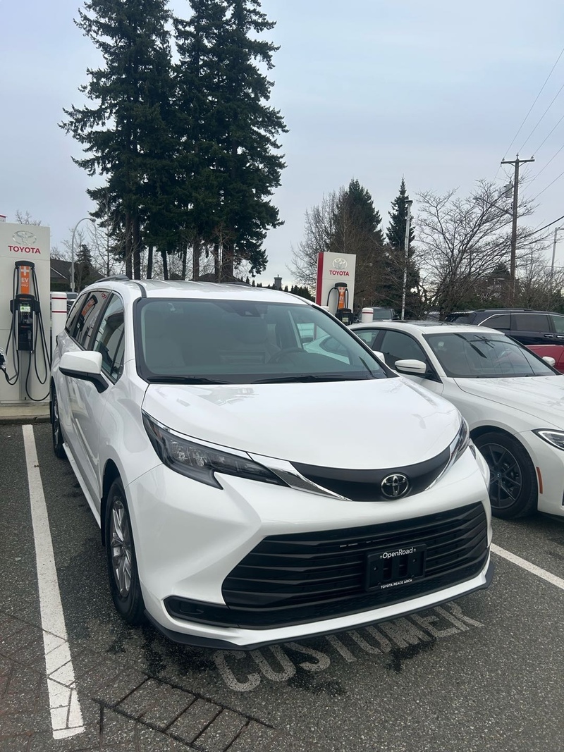 带烟免费接送温哥华机场，服务大温地区：温哥华机场，码头接送，旅游包车，学生接送，代驾，小型搬运等（778）3236369，欢迎光临！