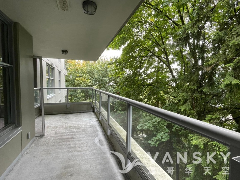 SFU校区內两房一卫一书房