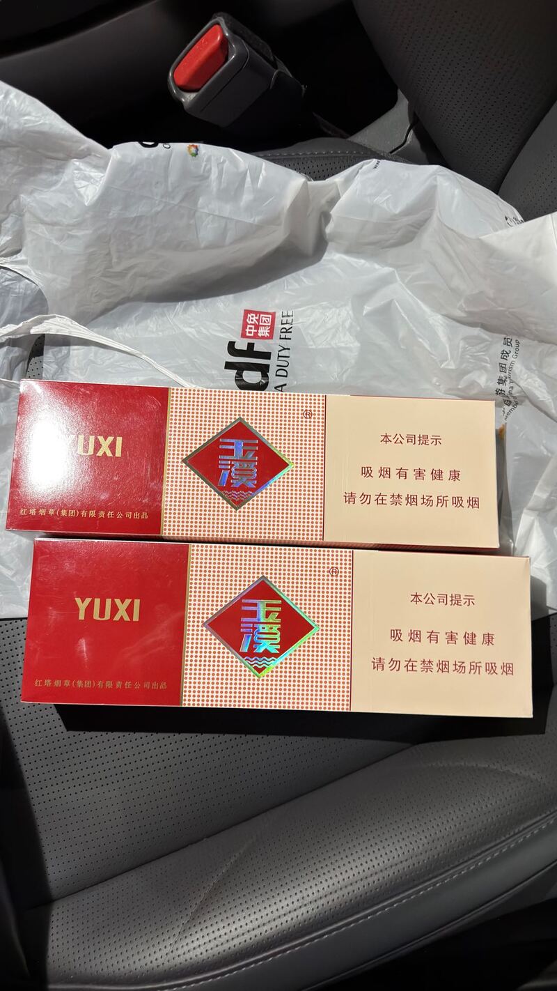 机场免税店刚带回来的玉溪烟两条100刀一条