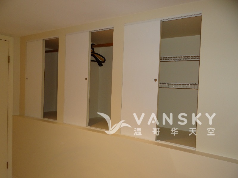 260828120212_4closet.JPG