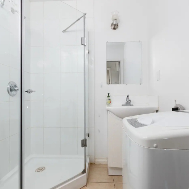 patterson天车站近Metrotown二楼一房一厅出租