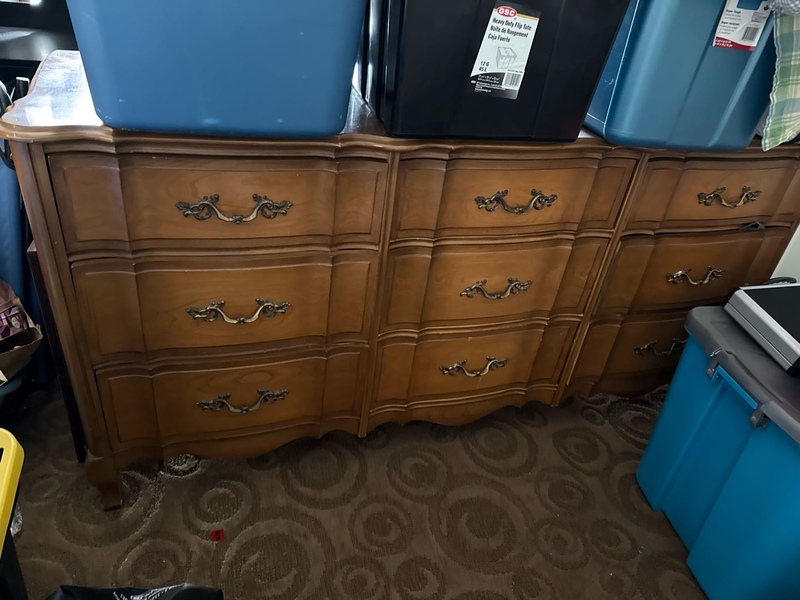 实木卧室柜子，茶几 大衣架 单人沙发 白格架2个