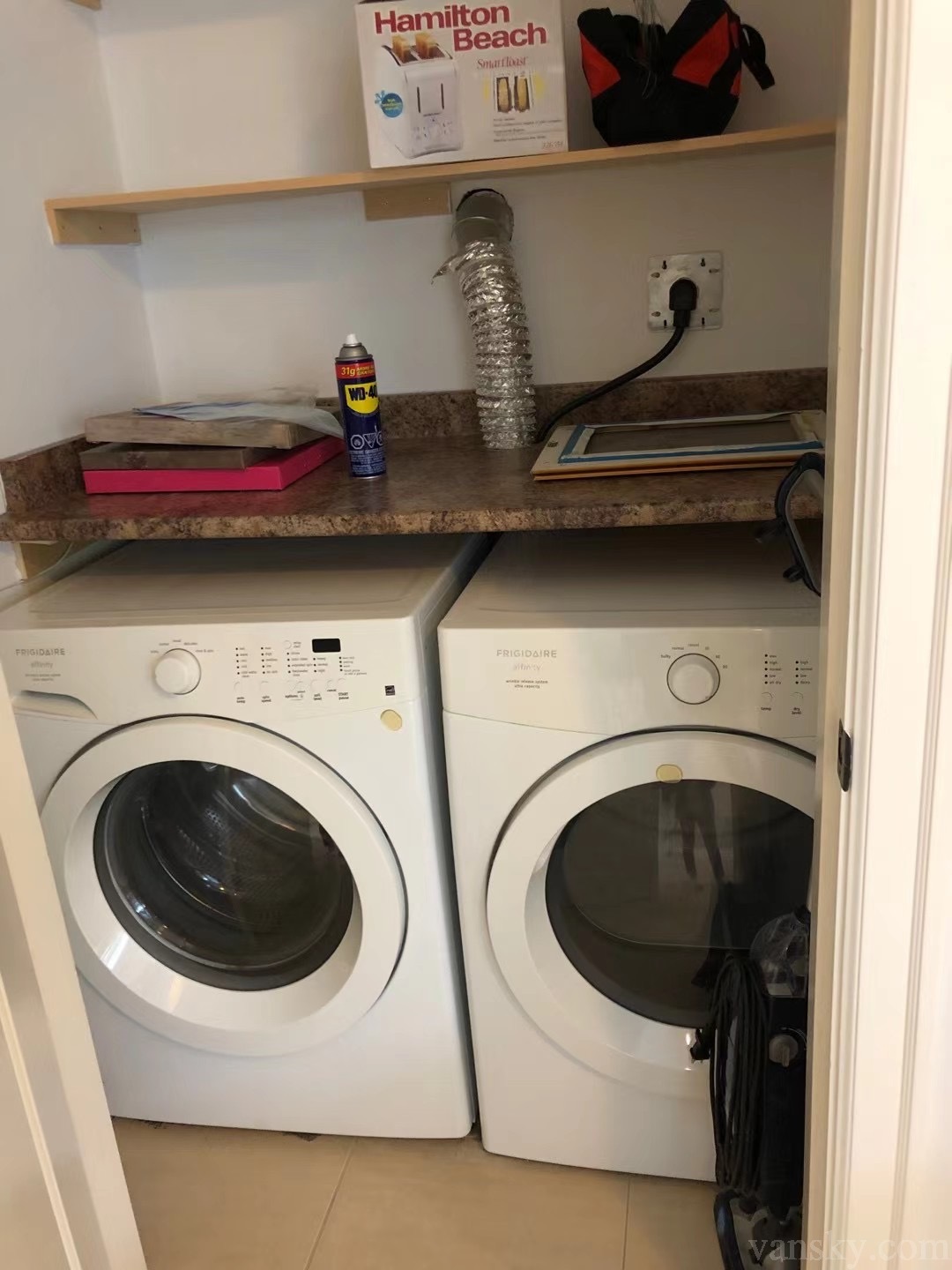 列治文Sea Island靠近outlet,一房一厅一卫一厨，独立洗衣机烘干机