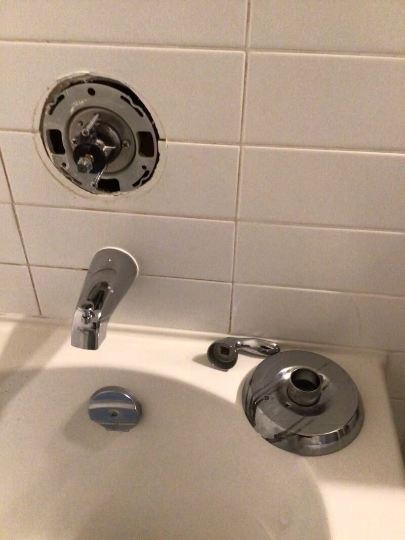 找水暖工修理浴缸漏水开关