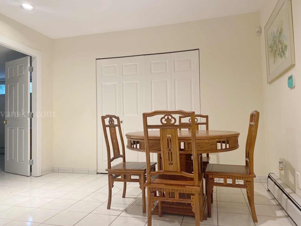 sfu山下lougheed mall center半地下两室两厅出租