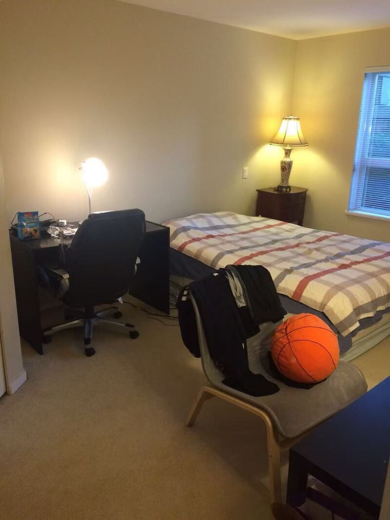 主卧出租SFU本拿比校园内2房2卫公寓拎包入住