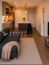 49th skytrain  1bed +1den condo 一层带花园