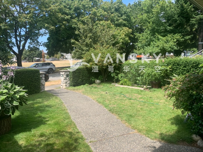 温哥华独立屋 两室一大厅随时入住