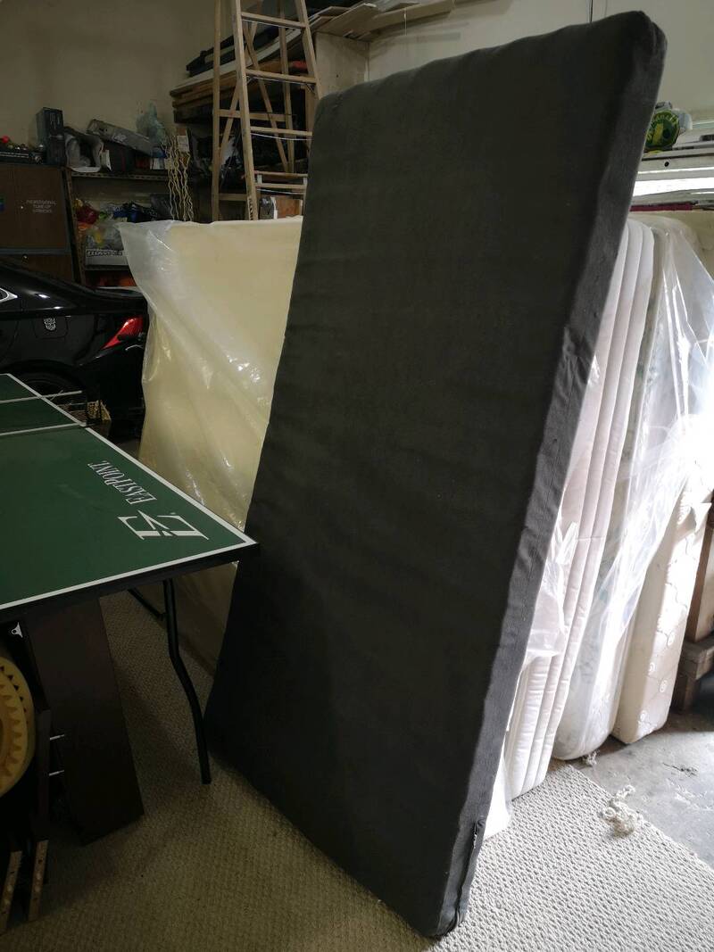 单人床垫50元，书桌50元