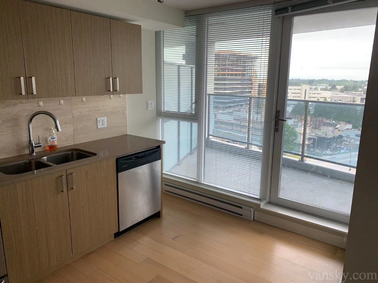 列治文市中心 2室2卫，侧卧出租，招男室友