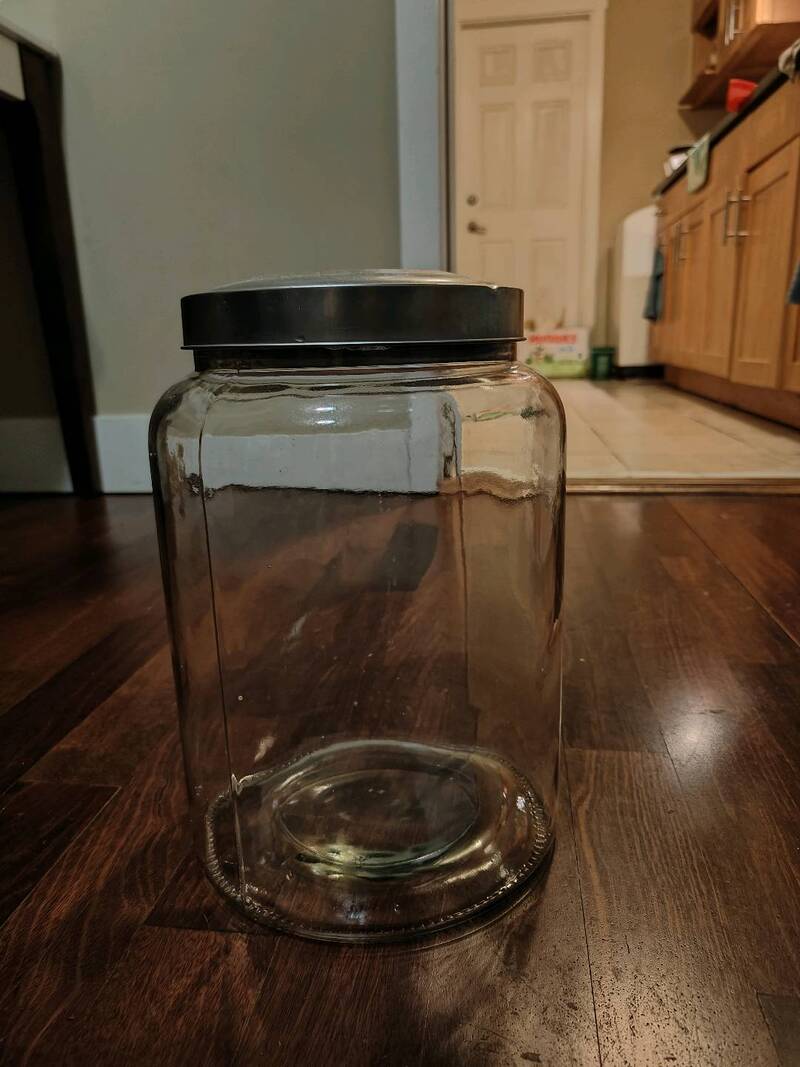 大而厚的玻璃罐